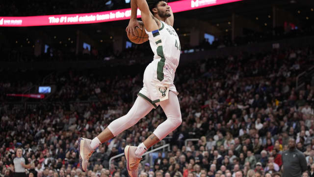Milwaukee Bucks guard Andre Jackson Jr. (44) dunks the ball 
